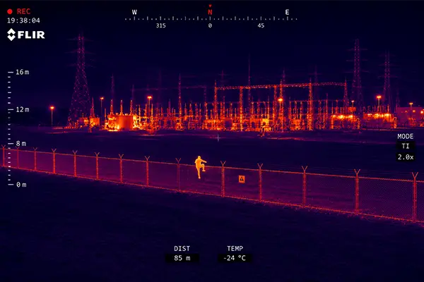 W&auml;rmebildkamera detektiert nachts eine Person an der Zaunanlage eines Umspannwerks auf 85 Meter Entfernung