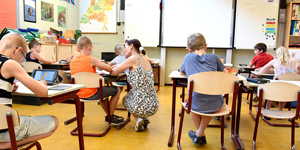 Nur ein Eingang mit Zutrittskontrolle: Sicherheit in öffentlichen Gebäuden, am Beispiel von Schulen