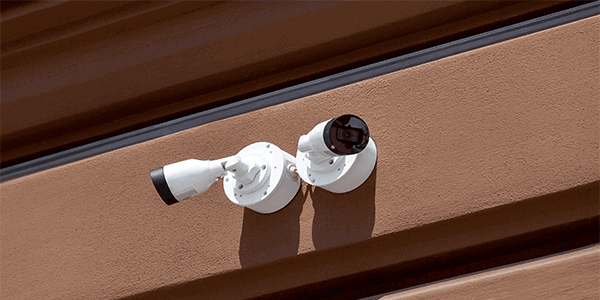 Welche technischen Mindestvoraussetzungen muss eine Überwachungskamera für den Außenbereich erfüllen? 